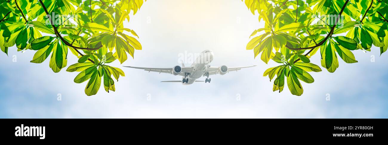 Das Flugzeug fliegt am blauen Himmel. Nachhaltige Luftfahrt. Umweltfreundliches Flugzeug. Umweltfreundlicher Flug. Nachhaltiger Flugkraftstoff. Nachhaltiger Transport. Stockfoto