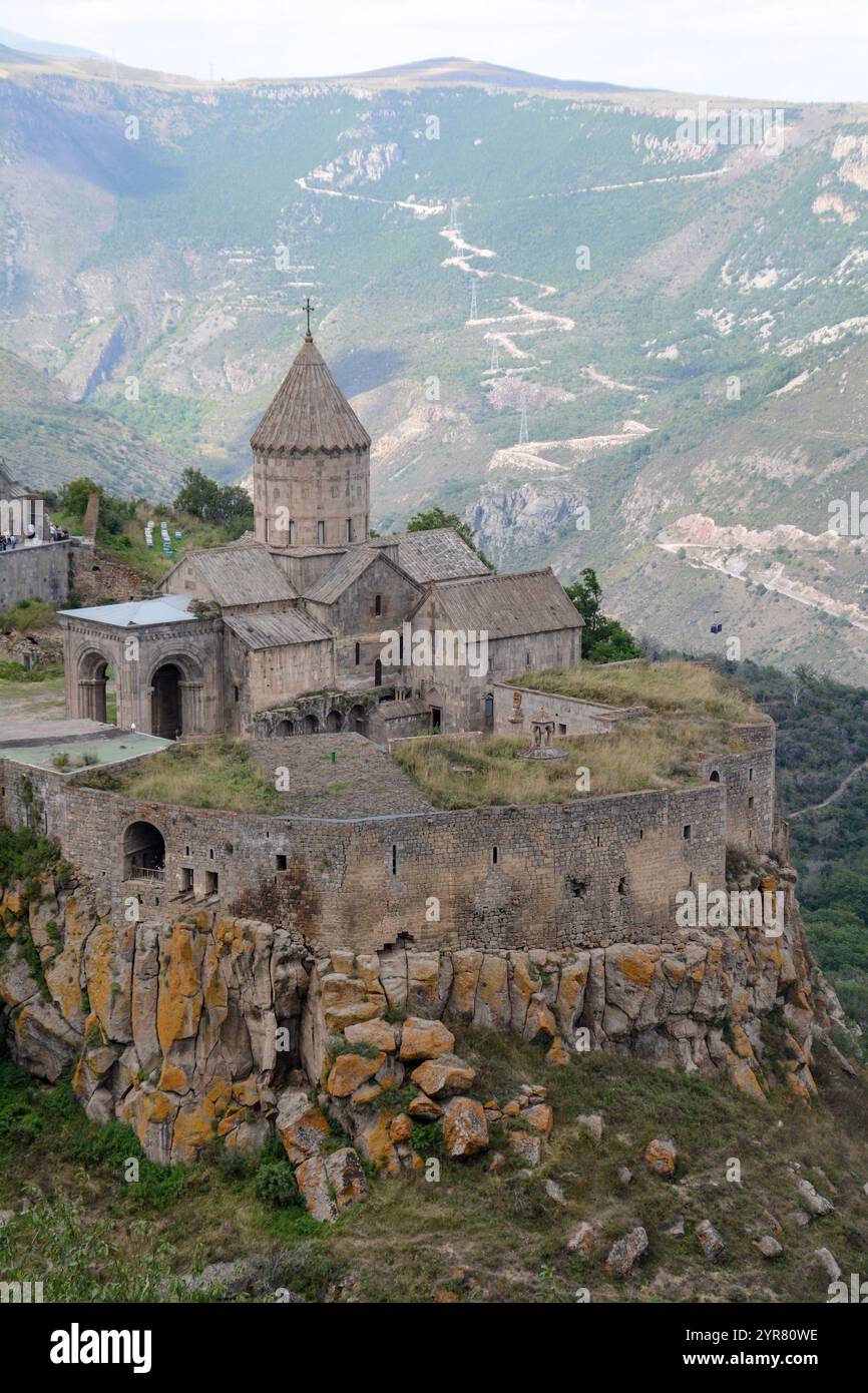 Wunderschöne Kirche auf dem Felsen. Kloster zwischen den Bergen. Tatev-Kloster in Armenien. Set mit Kirchendruck. Klosterwandkunst Stockfoto