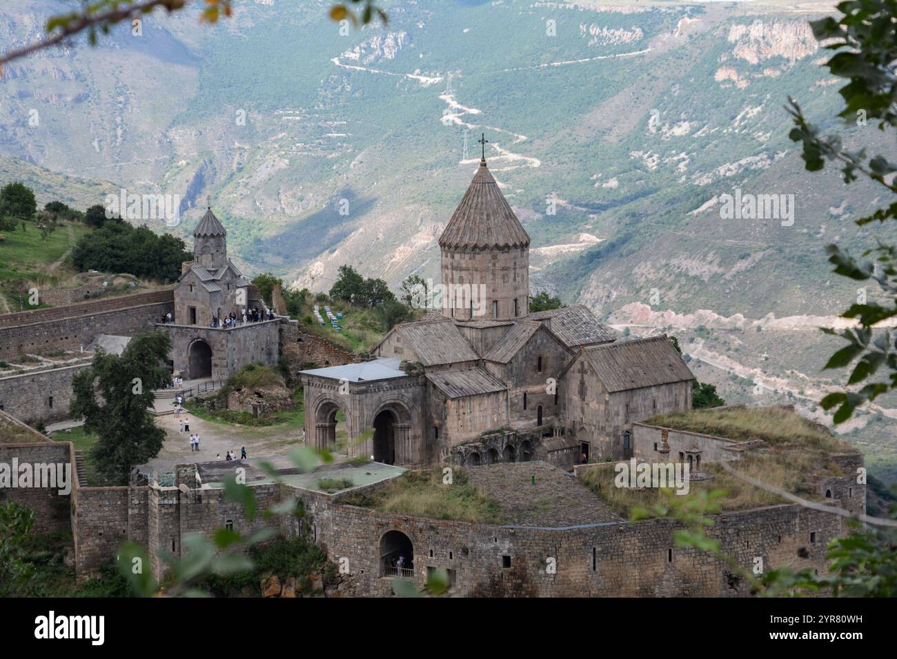 Wunderschöne Kirche auf dem Felsen. Kloster zwischen den Bergen. Tatev-Kloster in Armenien. Set mit Kirchendruck. Klosterwandkunst Stockfoto