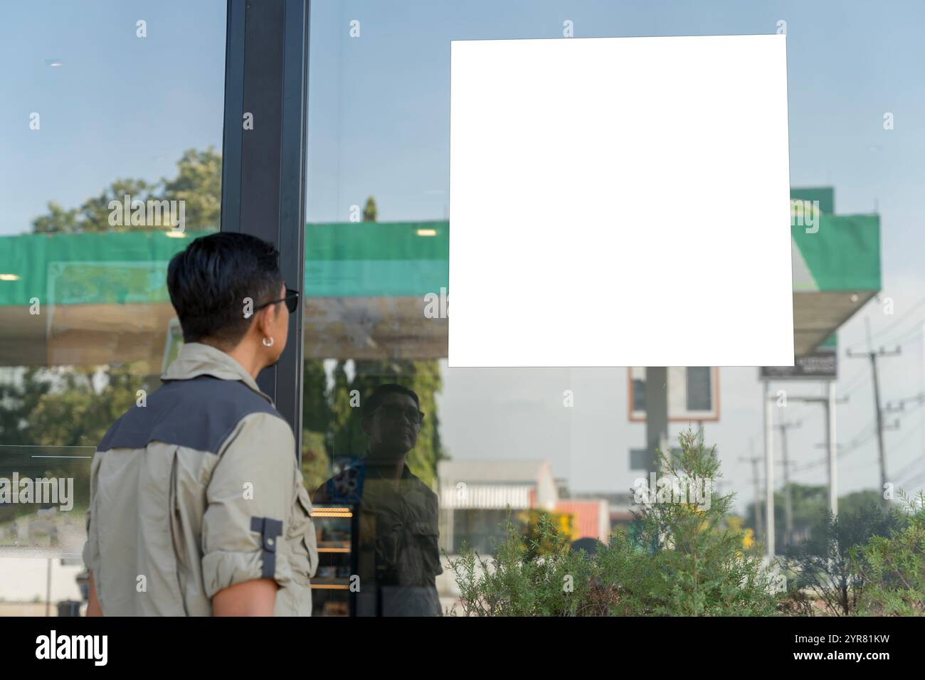 Leere Werbetafel. Im Café des Bar-Restaurants steht ein nachgeahmter Menürahmen. Leerzeichen für Text. Leeres Poster für vertikale Plakate. Beschneidungspfad. Stockfoto