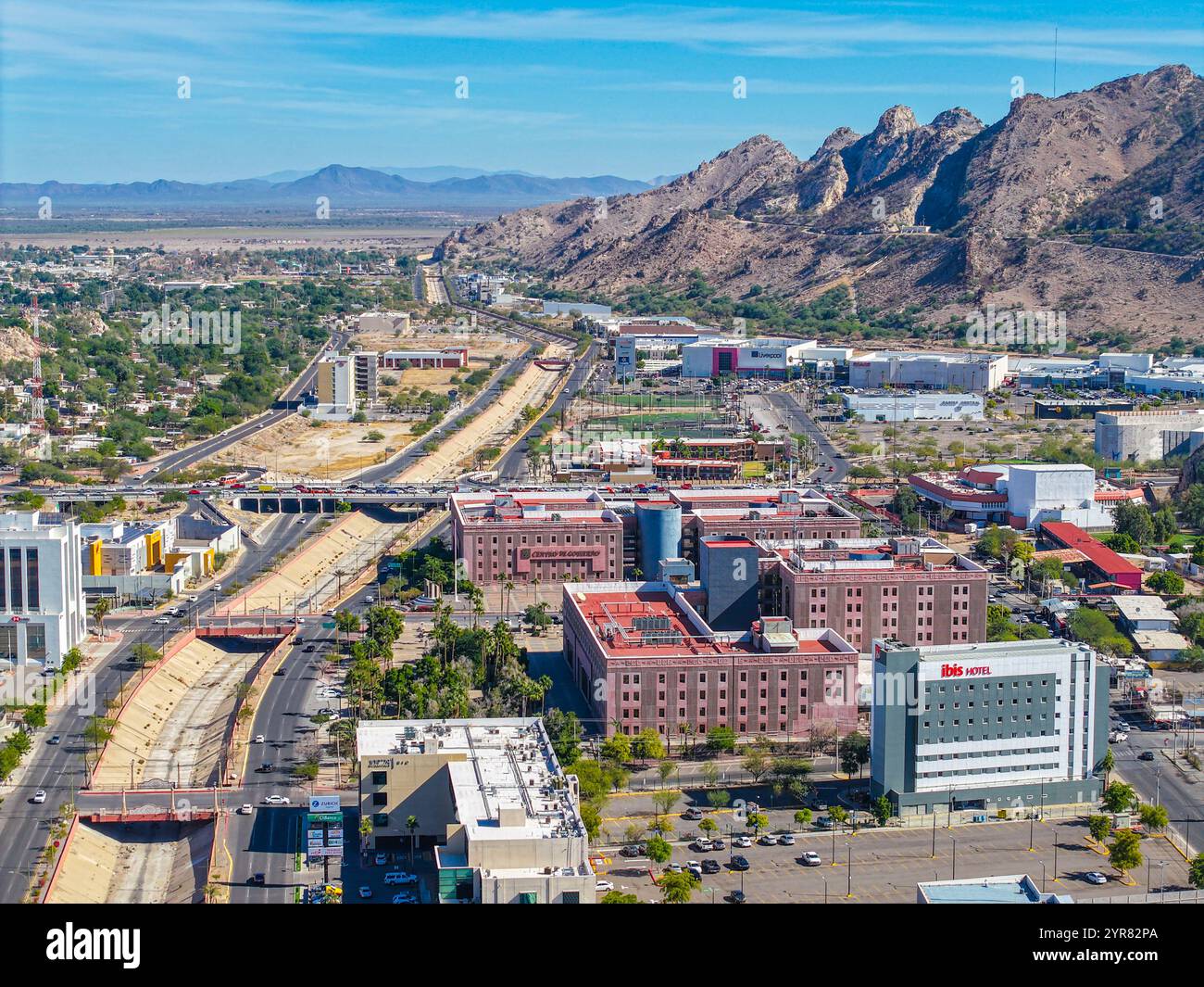 Regierungszentrum von Sonora und Hotel Ibis im Vado del Rio in Hermosillo Mexiko. (Foto: Luis Gutierrez / NortePhoto) Centro de Gobierno de Sonora y Hotel Ibis en el Vado del Rio en Hermosillo Mexiko. (Foto für Luis Gutierrez / NortePhoto) Stockfoto