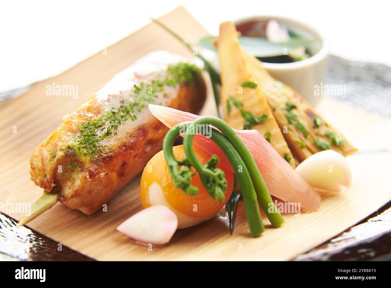 Tsukune und verschiedene Wildgemüse Stockfoto