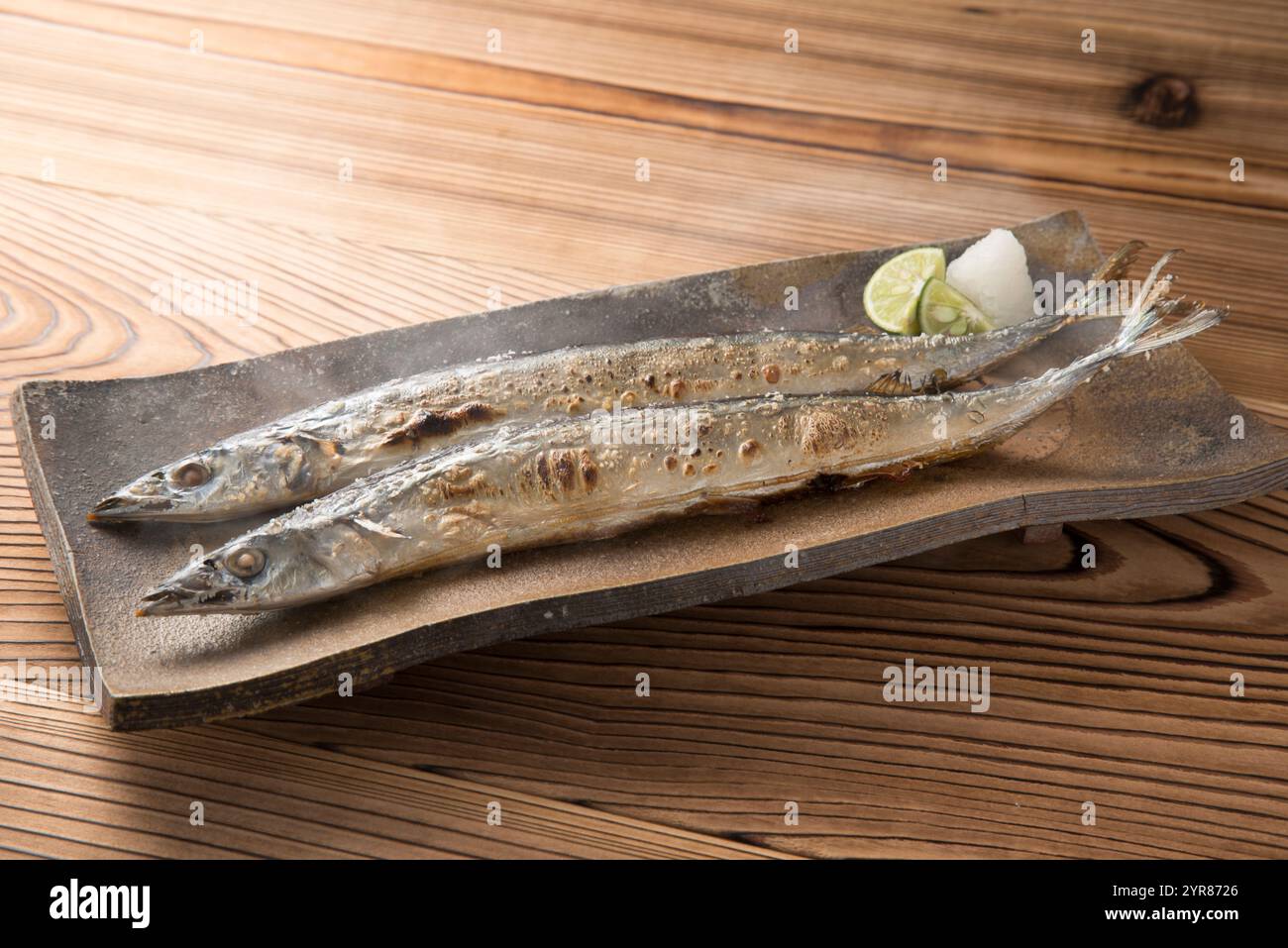 Gegrillte Saury mit Salz Stockfoto