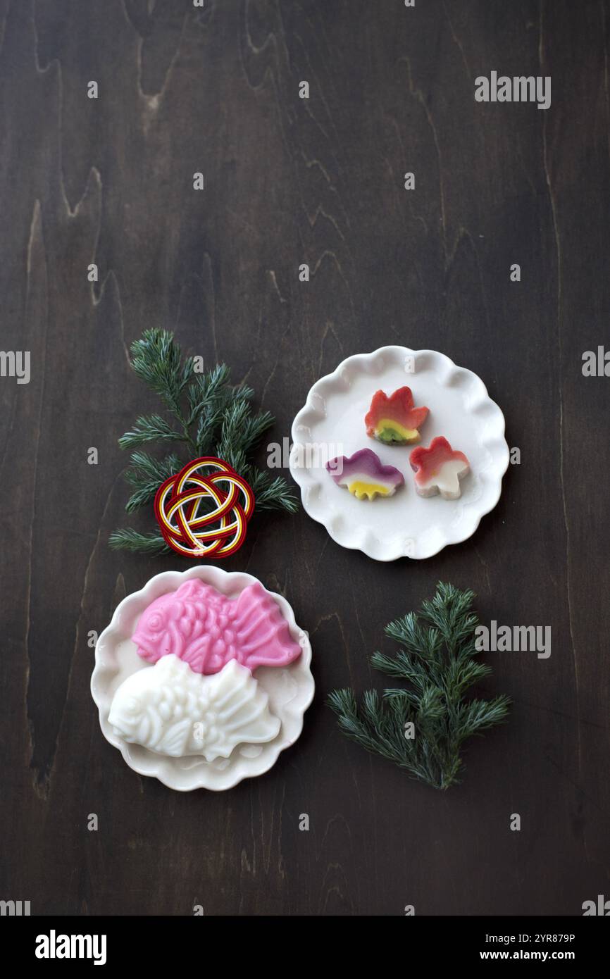 Silvestertisch mit einer kleinen Auswahl an festlichen Gerichten und Mizuhiki Stockfoto