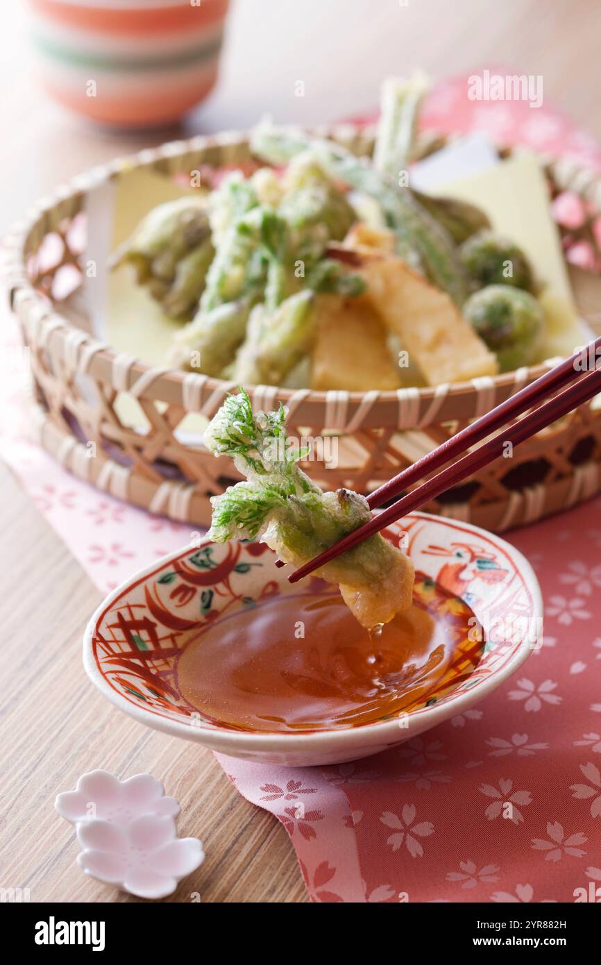 Tempura von Wildgemüse Stockfoto