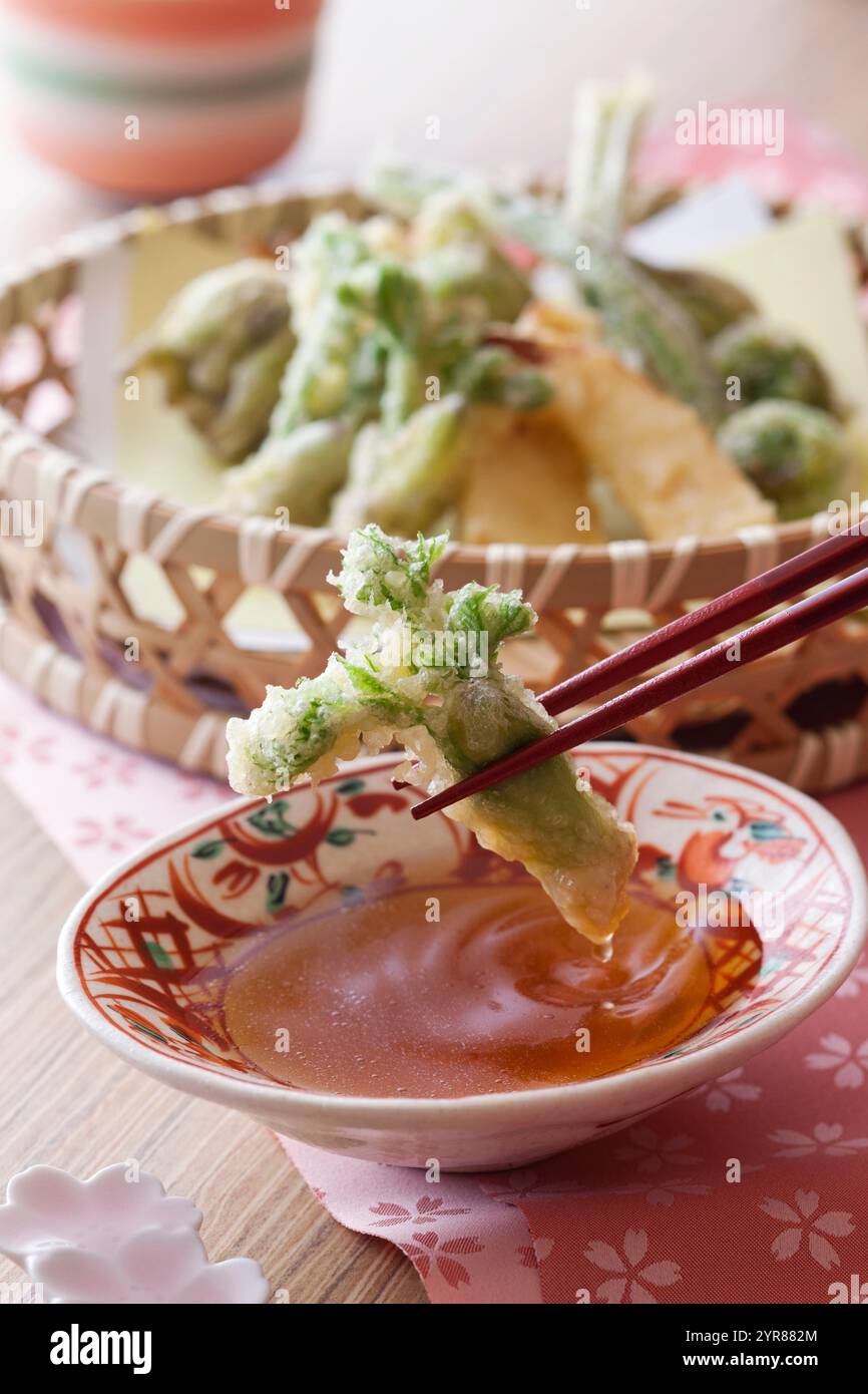 Tempura von Wildgemüse Stockfoto