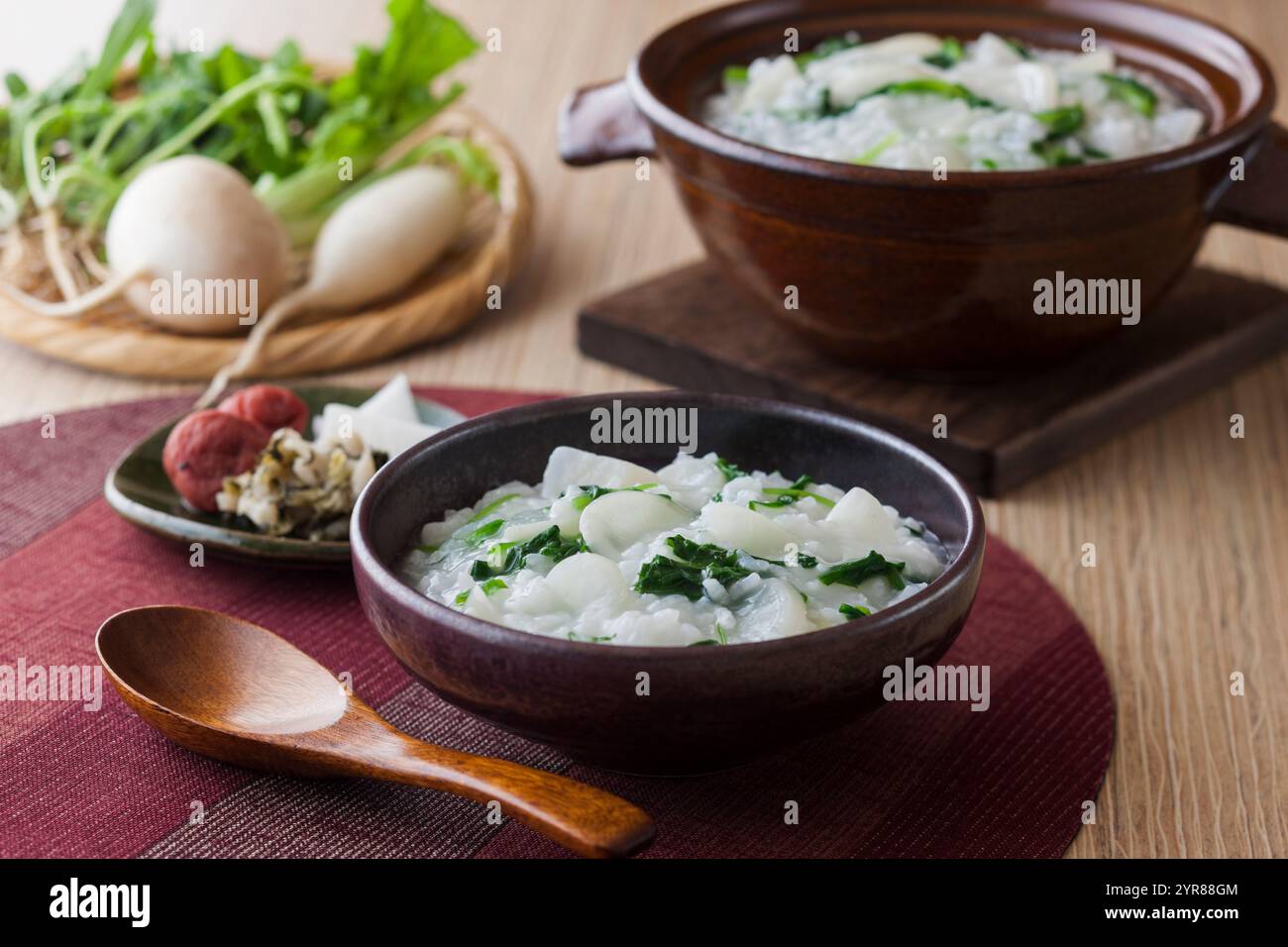 Frühlingsreisbrei mit sieben Kräutern Stockfoto