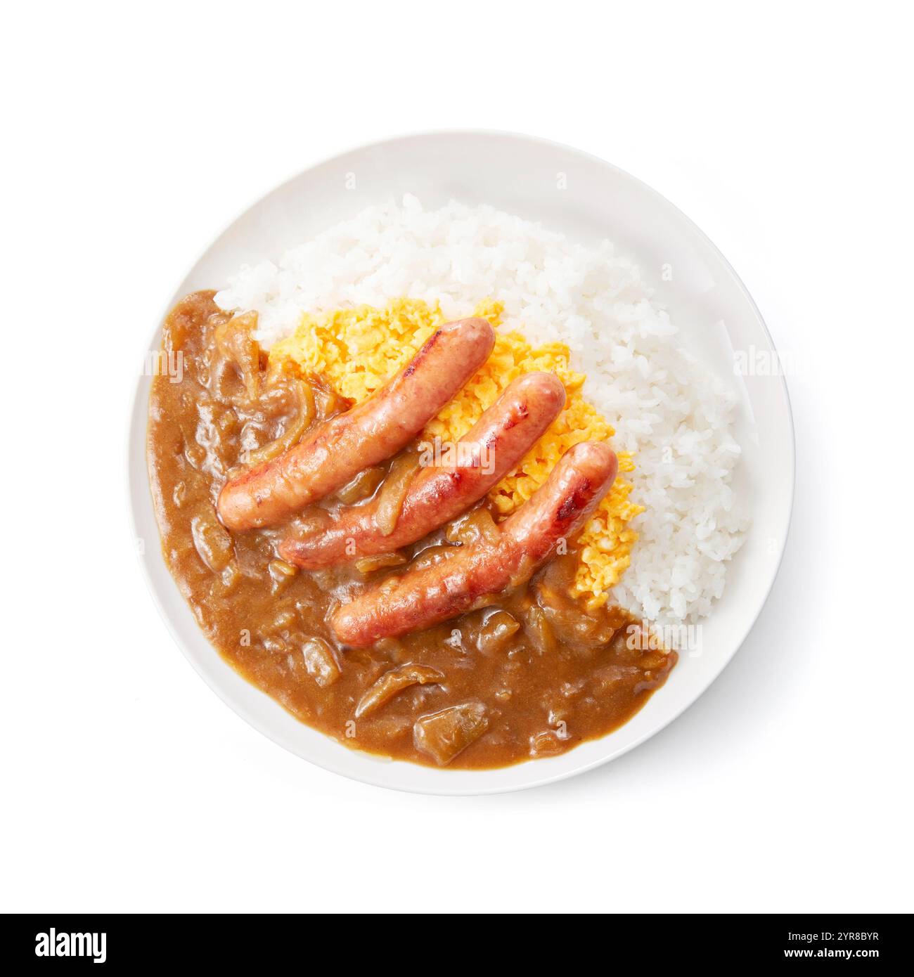 Curryreis mit Würstchen und Rührei belegt Stockfoto