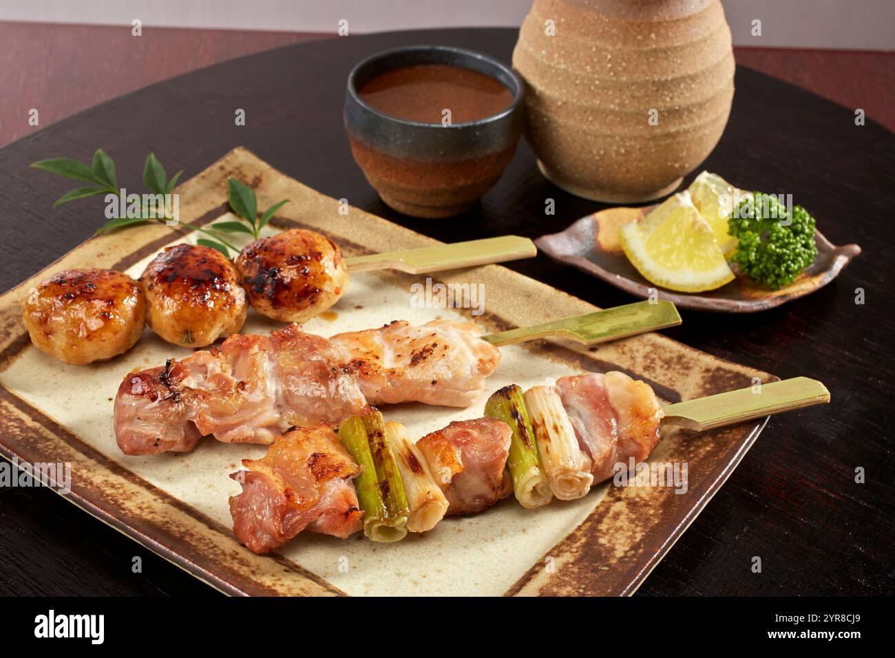 Yakitori 3 Sorten und kalter Sake Stockfoto