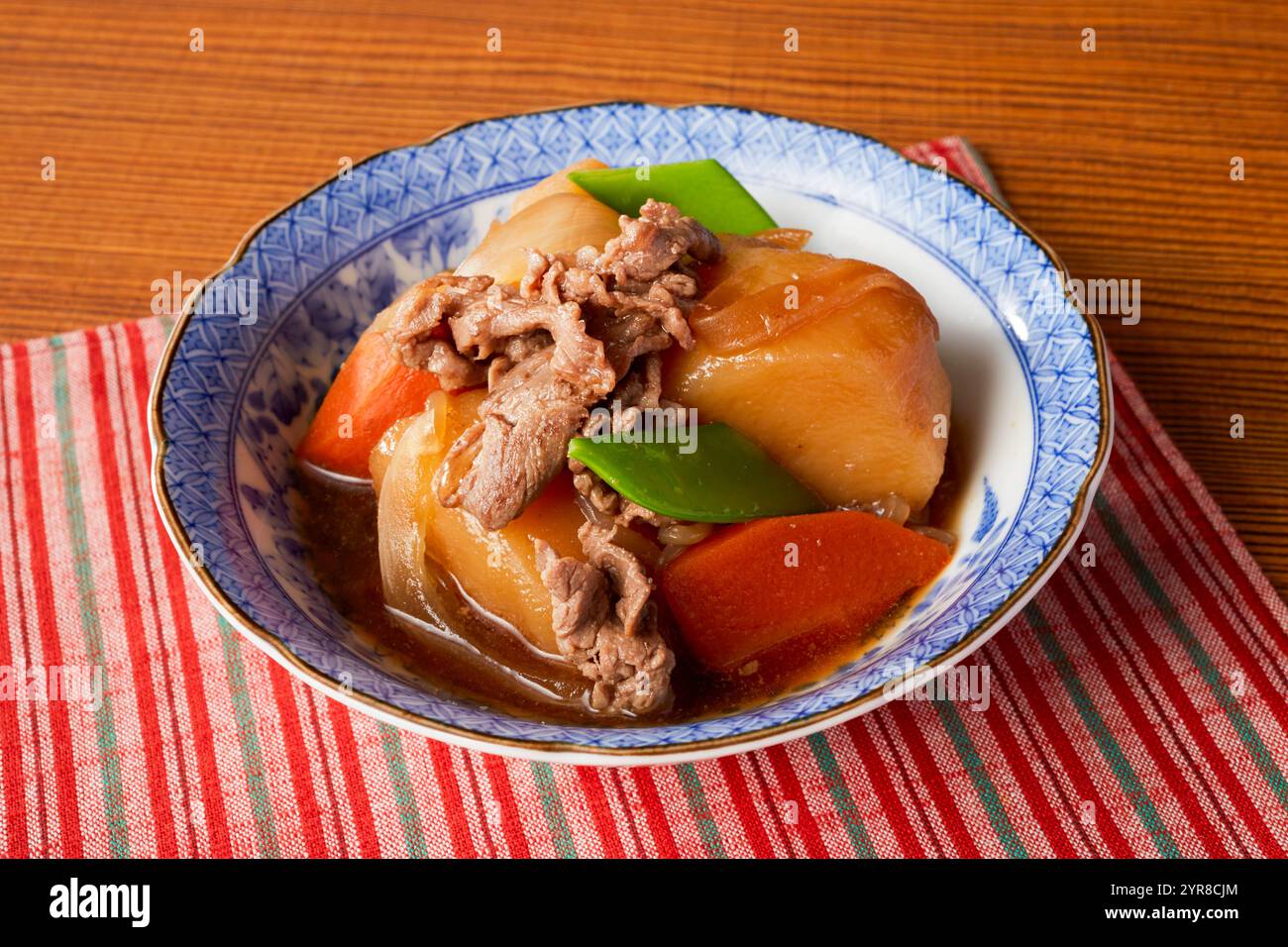 Nikujaga, Kartoffeln und Fleisch in gesüßter Sojasauce Stockfoto