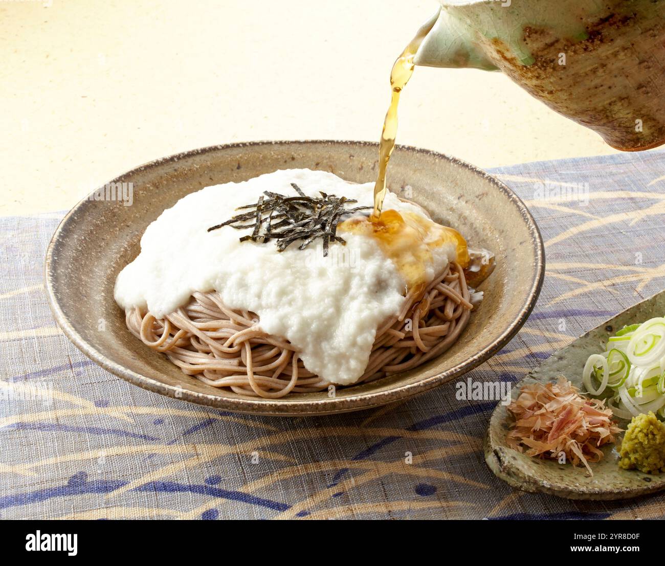 Yamakake Soba (Buchweizennudeln) Stockfoto