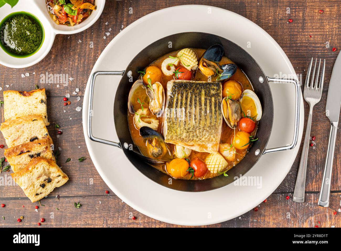 Bouillabaisse Meeresfrüchte-Eintopf mit Fisch, Muscheln, Garnelen und Tintenfischen Stockfoto