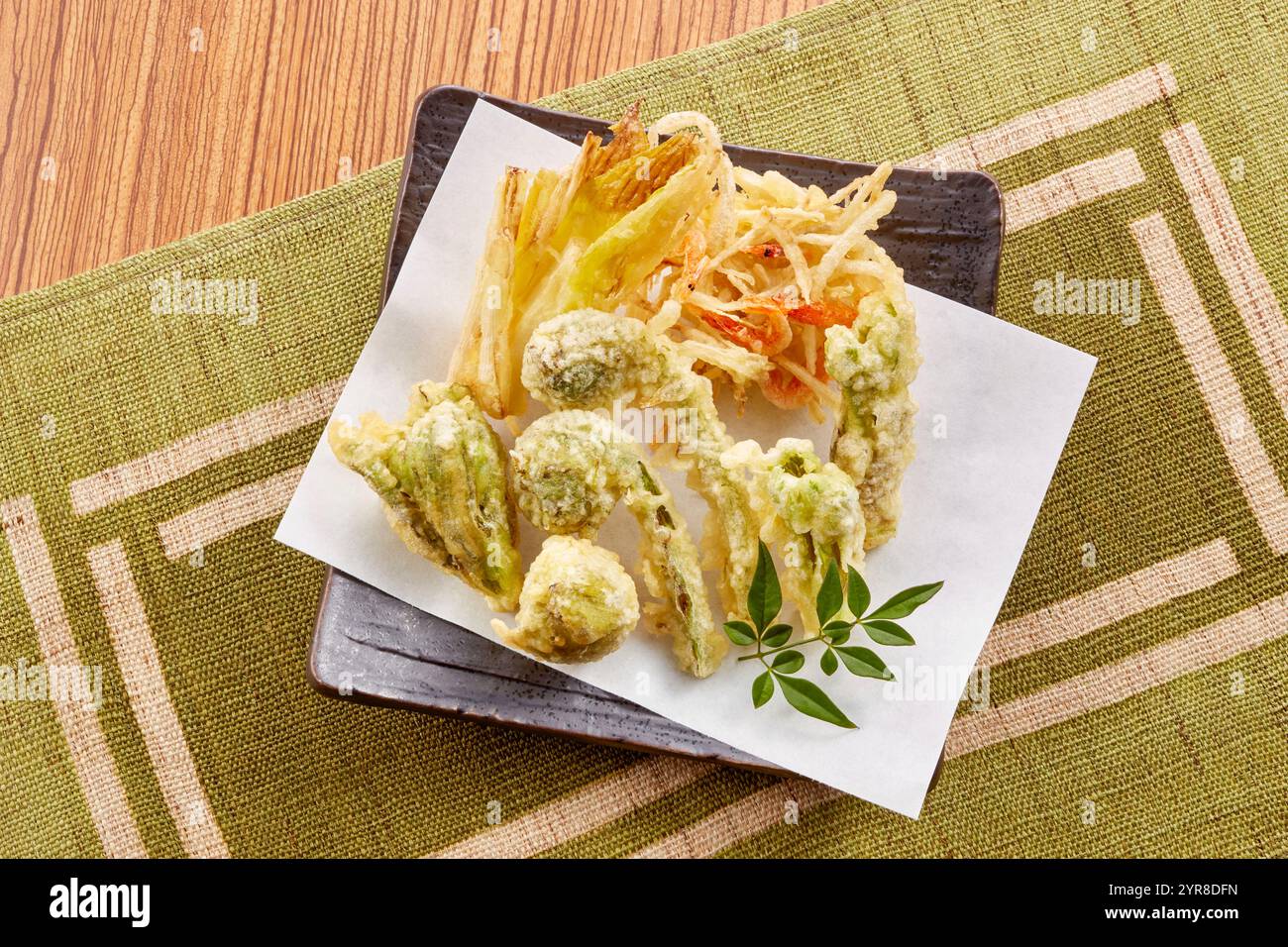 Tempura von Wildgemüse Stockfoto