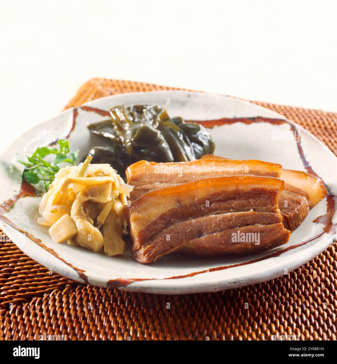 Geschmorte Schweinefleischwürfel und Mimigar so weich, dass sie mit Essstäbchen auseinanderfallen Stockfoto