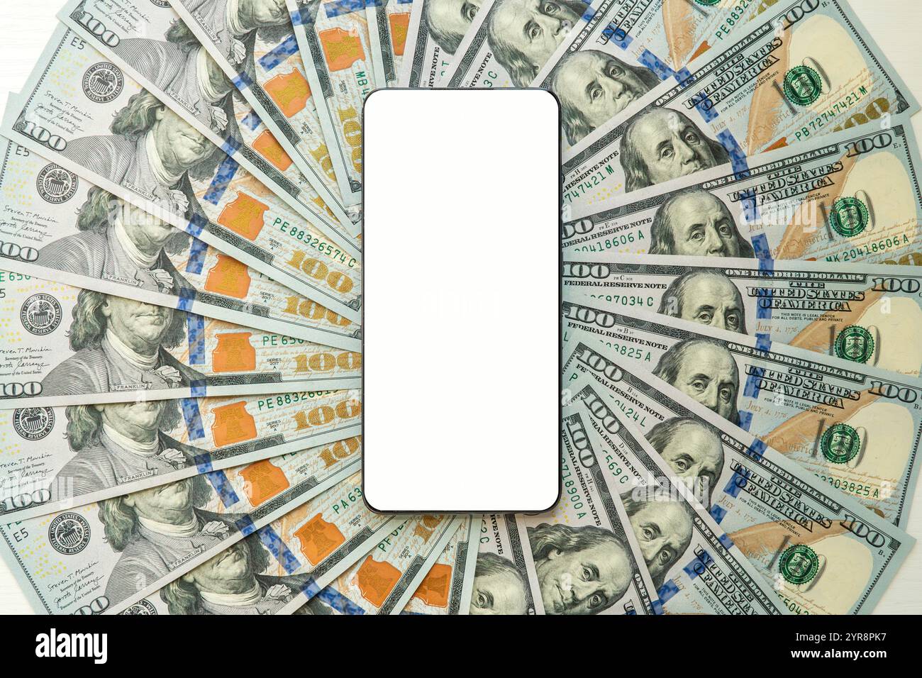 Weißer schwarzer Smartphone-Bildschirm für Text und Design. Das Konzept der Akkumulierung von Rentabilität und Erträgen über ein Smartphone. Dollarscheine und Smart Stockfoto