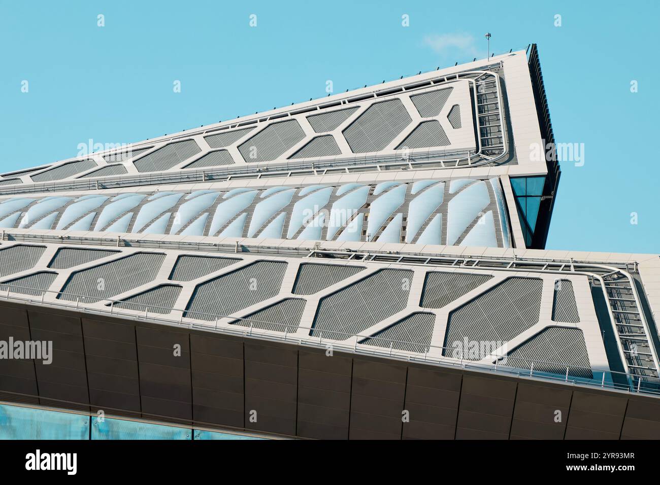 Innovatives Architekturdesign mit einzigartigen und fesselnden geometrischen Mustern Stockfoto