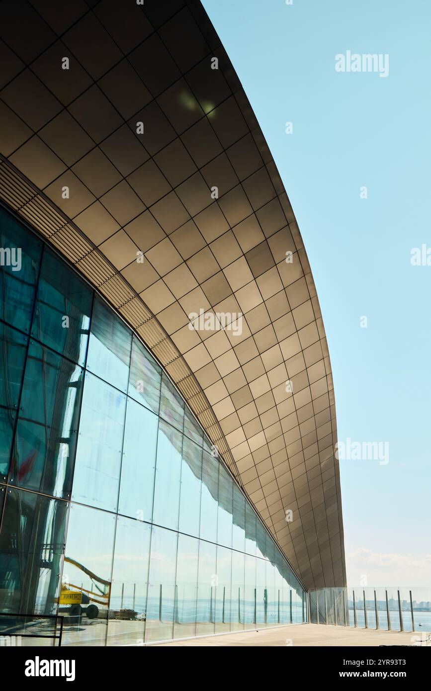 Das moderne architektonische Design einer geschwungenen Gebäudefassade zeigt innovative Ästhetik Stockfoto