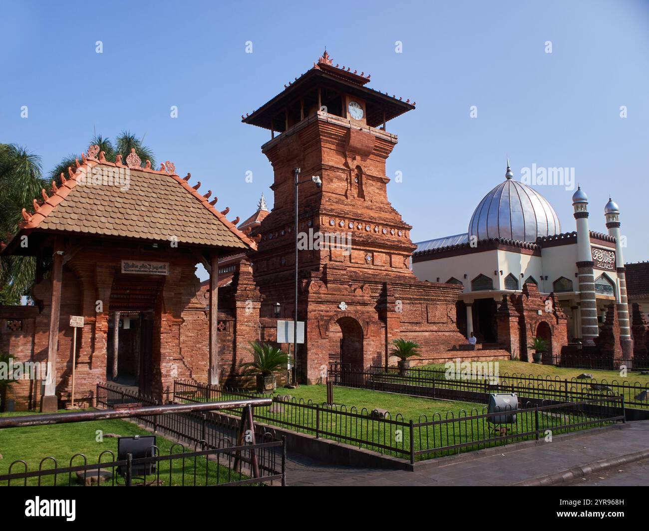 Der Name der Menara Kudus Moschee. Diese Moschee ist ein Vermächtnis einer der Wali Songo, nämlich Sunan Kudus. Akkulturation zwischen Islam und Hindusimus Stockfoto