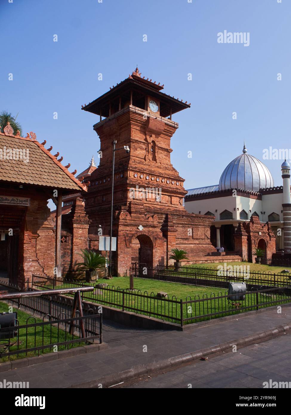 Der Name der Menara Kudus Moschee. Diese Moschee ist ein Vermächtnis einer der Wali Songo, nämlich Sunan Kudus. Akkulturation zwischen Islam und Hindusimus Stockfoto