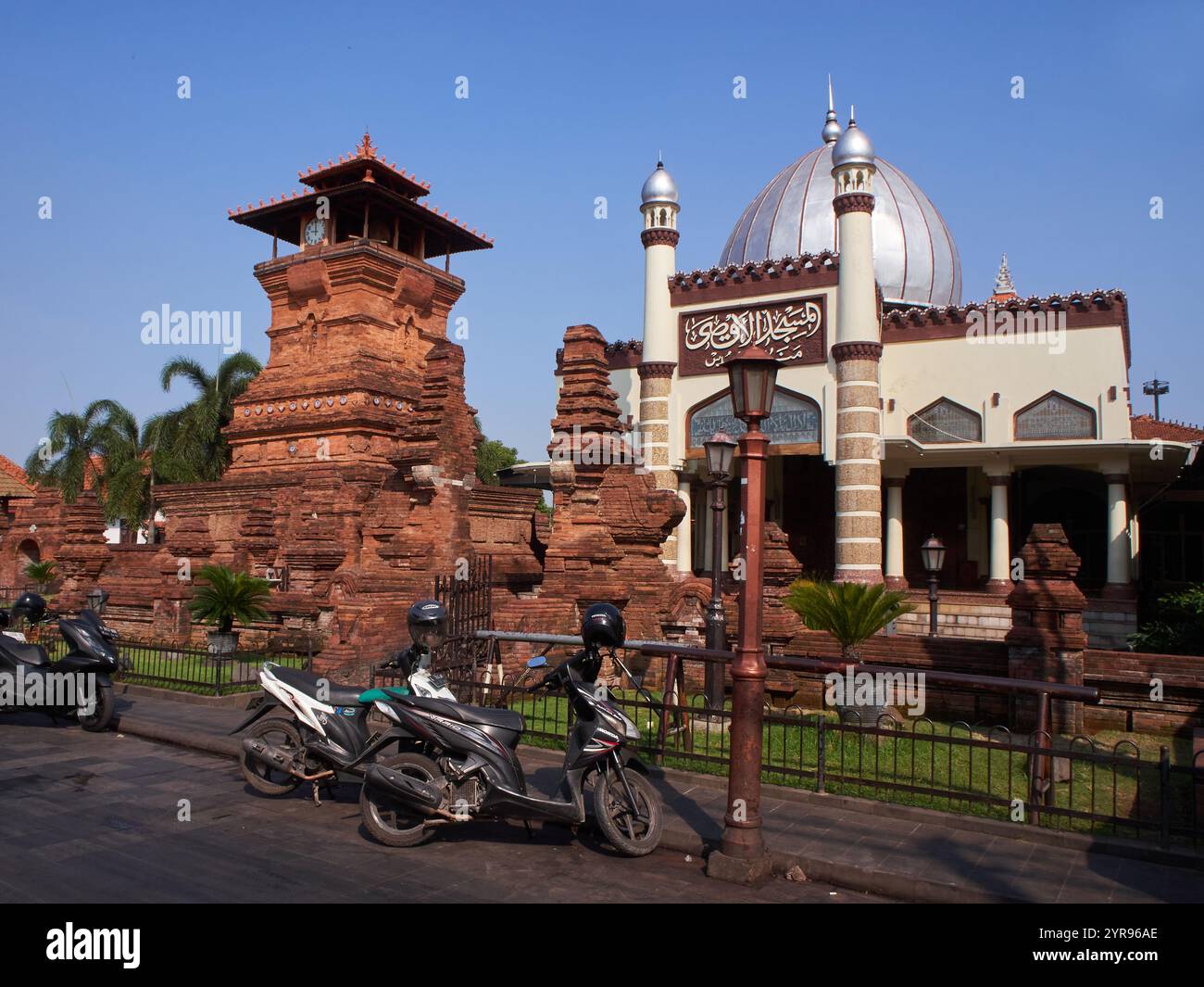 Der Name der Menara Kudus Moschee. Diese Moschee ist ein Vermächtnis einer der Wali Songo, nämlich Sunan Kudus. Akkulturation zwischen Islam und Hinduismus Stockfoto