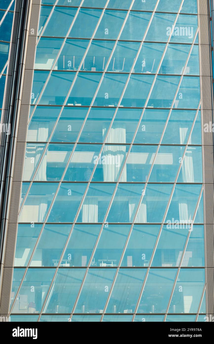 Die faszinierende Schönheit moderner Glasarchitektur zeigt atemberaubende Diagonalmuster Stockfoto