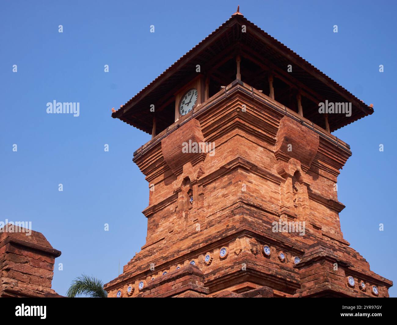 Von unten betrachtet, Details der Spitze des Al Aqso Menara Kudus Moschee Turm, der voller hinduistischer architektonischer Ornamente ist. Stockfoto