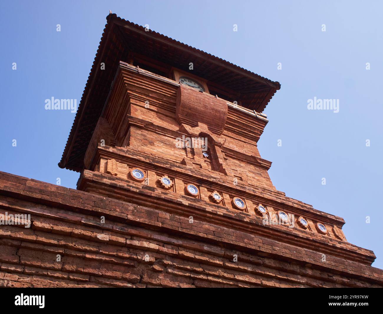 Von unten betrachtet, Details der Spitze des Al Aqso Menara Kudus Moschee Turm, der voller hinduistischer architektonischer Ornamente ist. Stockfoto