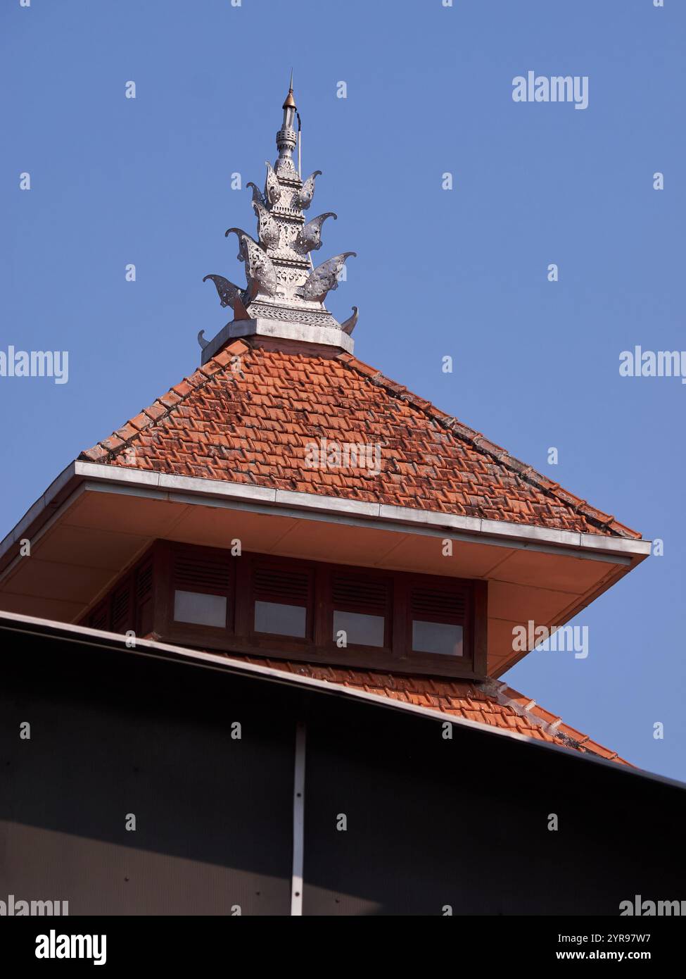 Die gestufte Dachform der Al Aqso - Menara Kudus Moschee mit detaillierten Metallornamenten an der Spitze zeigt den Einfluss der hinduistischen Architektur Stockfoto