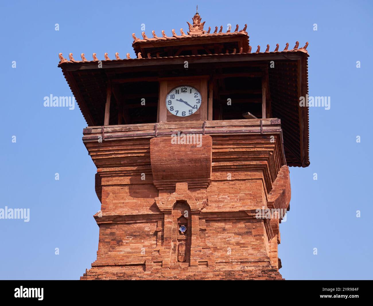 Details des Backsteinminarets der Al Aqso Menara Kudus Moschee, die stark von der hinduistischen Architektur beeinflusst ist. Stockfoto