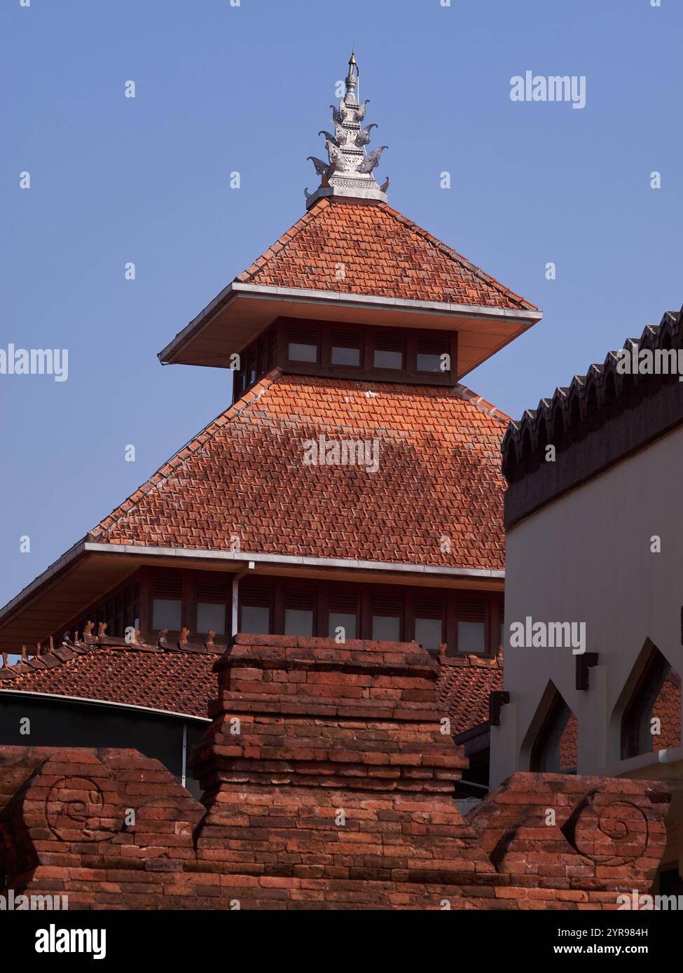 Die gestufte Dachform der Al Aqso - Menara Kudus Moschee mit detaillierten Metallornamenten an der Spitze zeigt den Einfluss der hinduistischen Architektur Stockfoto
