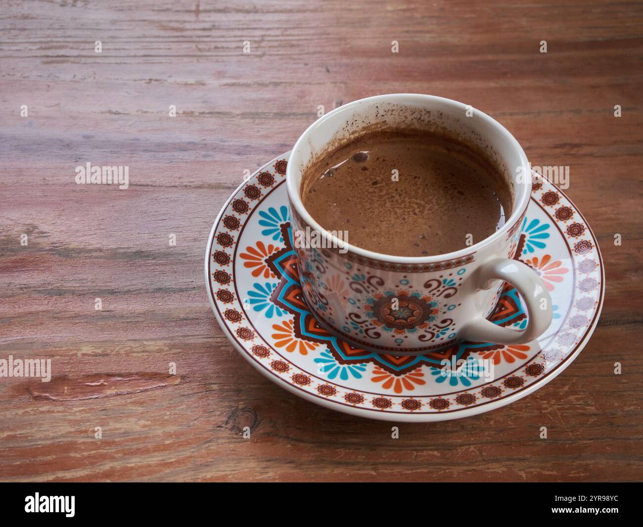 Ein typisches Kaffeegericht aus dem Nahen Osten, gemischt mit verschiedenen Gewürzsorten. Serviert mit künstlerischem Besteck Stockfoto