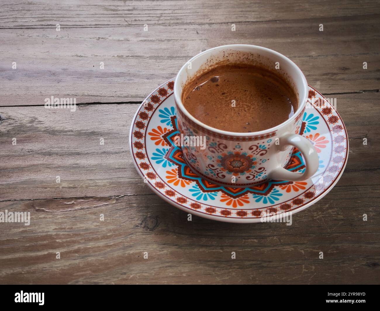 Ein typisches Kaffeegericht aus dem Nahen Osten, gemischt mit verschiedenen Gewürzsorten. Stockfoto