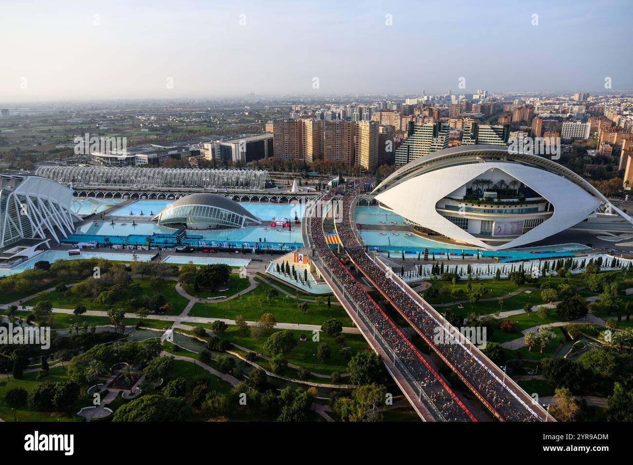 Aus der Vogelperspektive auf den Beginn des Valencia-Marathons mit den beiden Brücken der Stadt der Künste und Wissenschaften voller Läufer. Valencia, 1. Dezember 2024 Stockfoto