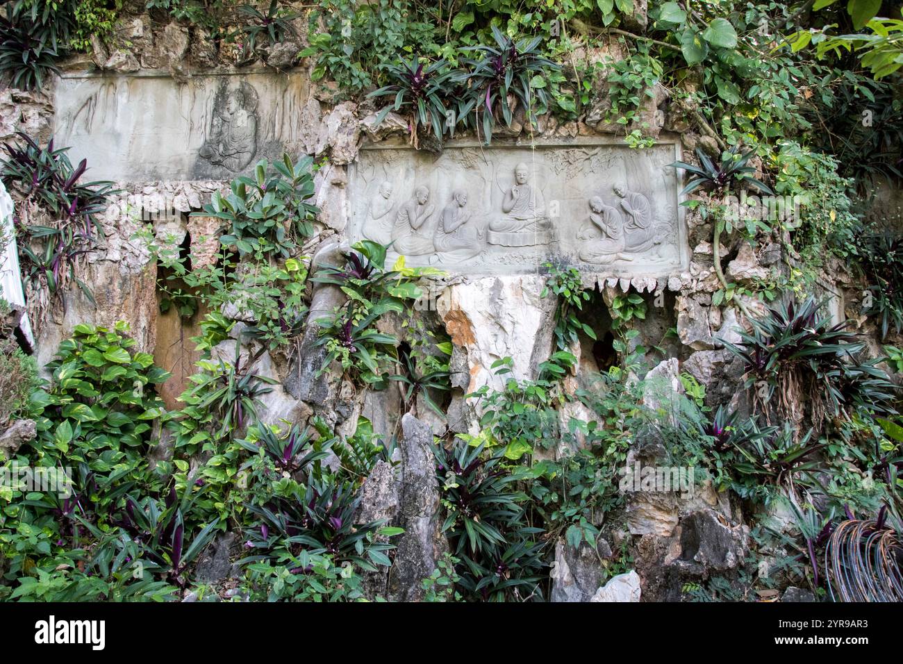 Die Marble Mountains bestehen aus fünf Kalkstein- und Marmorhügeln in der Nähe von da Nang im Zentrum Vietnams. Jeder Berg ist nach einem der fünf Elemente benannt: Metall, Holz, Wasser, Feuer und Erde. Die Berge bieten ein Netz von Tunneln, Höhlen, Grotten und buddhistischen Heiligtümern, die sowohl religiöse Pilger als auch Gelegenheitstouristen anziehen. Im Laufe der Jahrhunderte haben Mönche und Handwerker aus dem natürlich vorkommenden Marmor innerhalb der Formationen handgeschnitzte, komplizierte Statuen, Pagoden und Altäre gefertigt. Die Marble Mountains sind ein Zeugnis der reichen kulturellen und spirituellen Geschichte der Region. Da Nang, Vietnam. Stockfoto