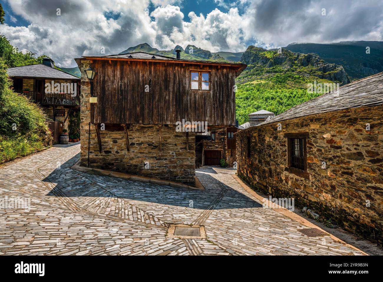 Abgelegenes und perfekt erhaltenes Dorf Peñalba de Santiago Valle del Silencio. Ponferrada, El Bierzo, Leon, Castilla y Leon. Spanien. Stockfoto