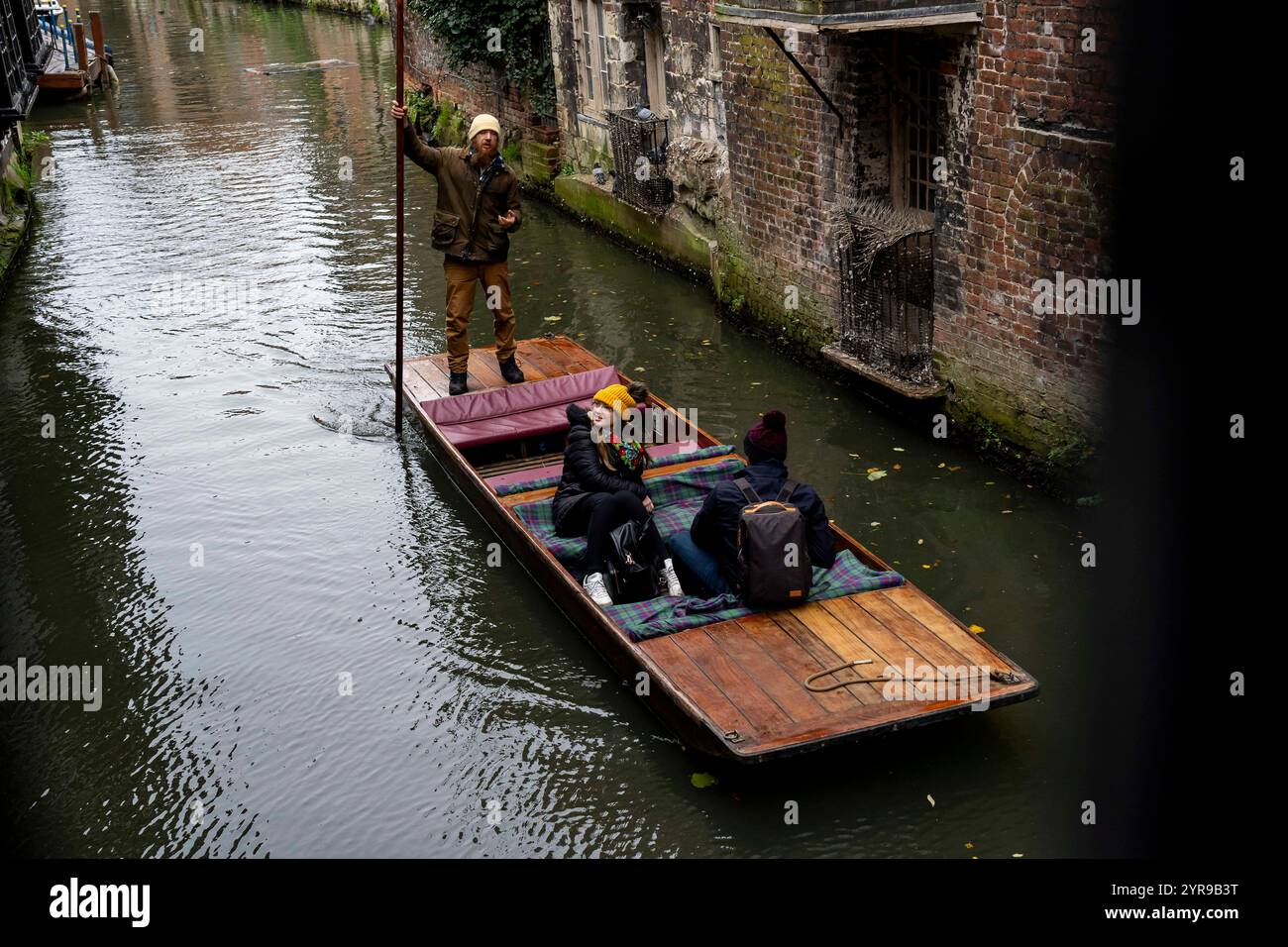 Touristen machen eine historische Bootstour auf dem Fluss Stour durch Canterbury. Der Great Stour könnte behaupten, Englands historischster Fluss zu sein. In römischer und mittelalterlicher Zeit war der Fluss eine wichtige Verkehrsroute, die Canterbury mit dem europäischen Festland verband. Die Stadt gehört zum UNESCO-Weltkulturerbe in der Grafschaft Kent, England, war bis 1974 County Borough und liegt am Fluss Stour. Canterbury ist eine Stadt und UNESCO-Weltkulturerbe in der Grafschaft Kent, England; es war bis 1974 County Borough. Er liegt am Fluss Stour. Stockfoto