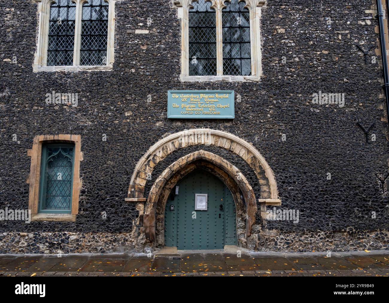 Das Eastbridge Hospital, auch bekannt als das Hospital of Saint Thomas Becket the Martyr, ist ein Krankenhaus im alten Sinne des Wortes Abkürzung für Hospitality und wurde im 12. Jahrhundert in Canterbury, England, gegründet, um armen Pilgern, die zum Heiligtum von St. Thomas Becket reisten, eine Übernachtungsmöglichkeit zu bieten. Canterbury ist eine Stadt und UNESCO-Weltkulturerbe in der Grafschaft Kent, England; es war bis 1974 County Borough. Er liegt am Fluss Stour. Stockfoto