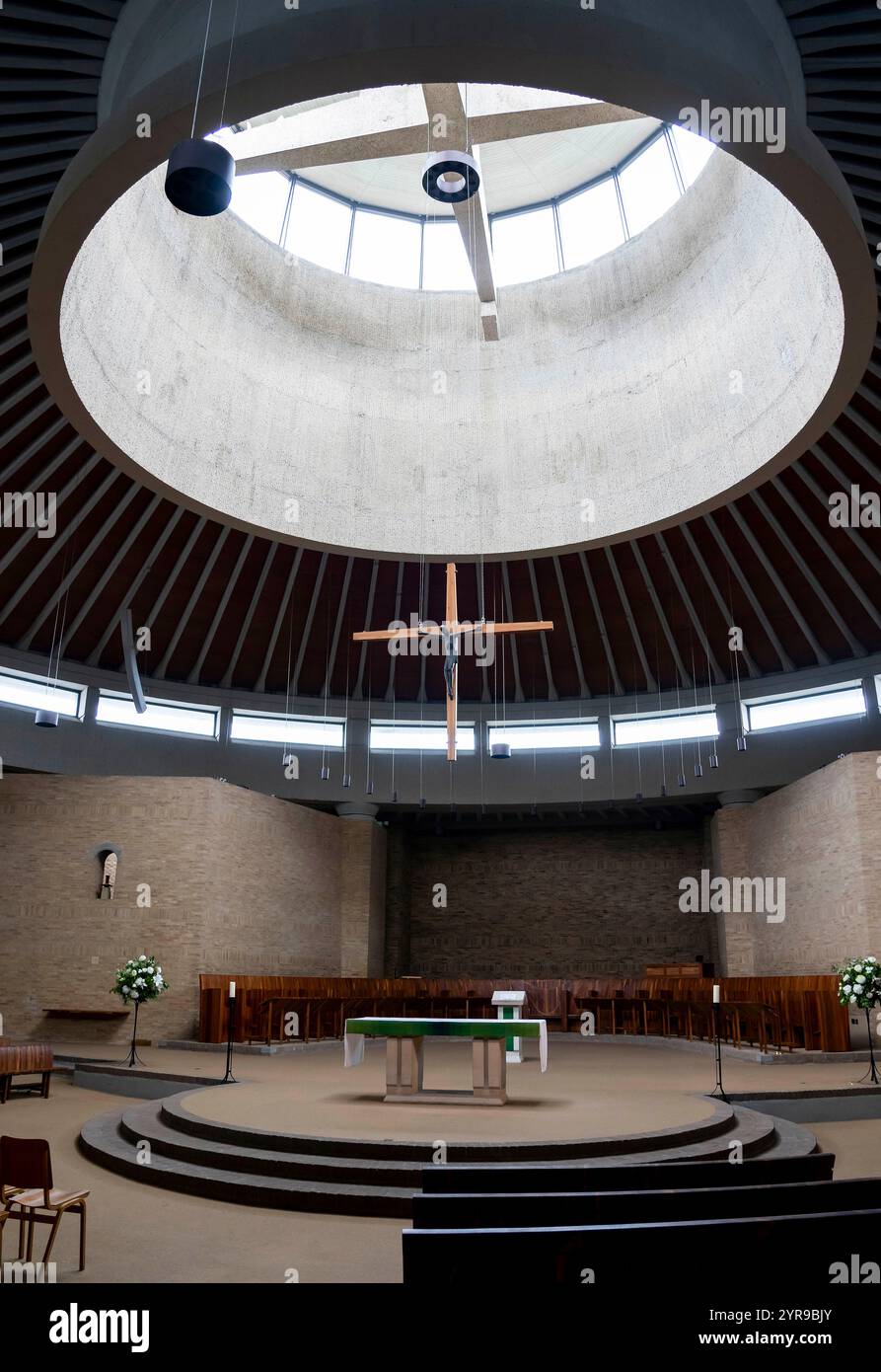 Das Innere der Abtei Worth, entworfen vom Architekten Francis Pollen - Worth Abbey, ist eine Gemeinschaft römisch-katholischer Mönche, die der Regel des Heiligen Benedikt folgen Stockfoto