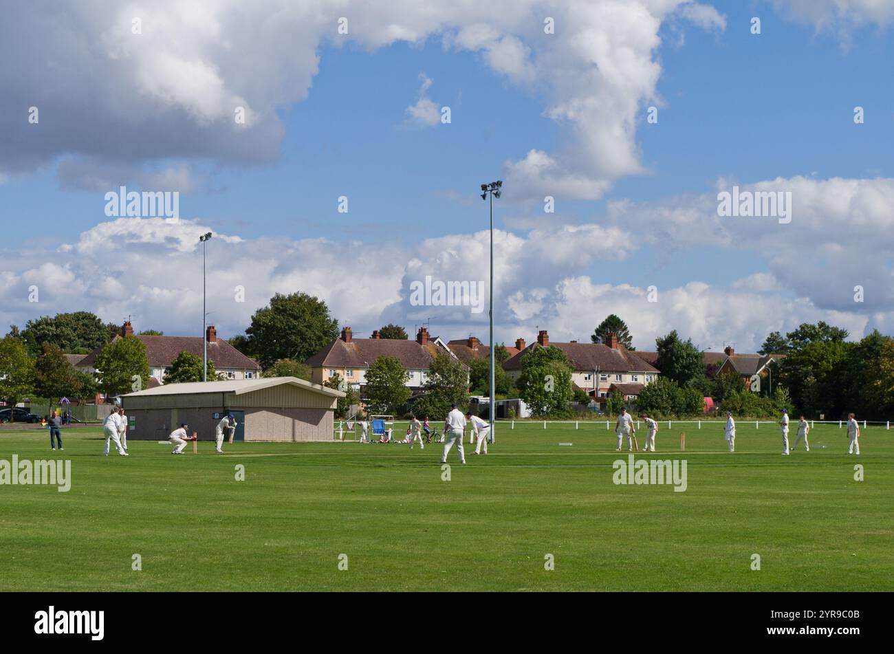 Cricket Match, Großbritannien; ein Wochenendspiel auf einem Sportplatz in Bradwell, Milton Keynes, Großbritannien. Stockfoto