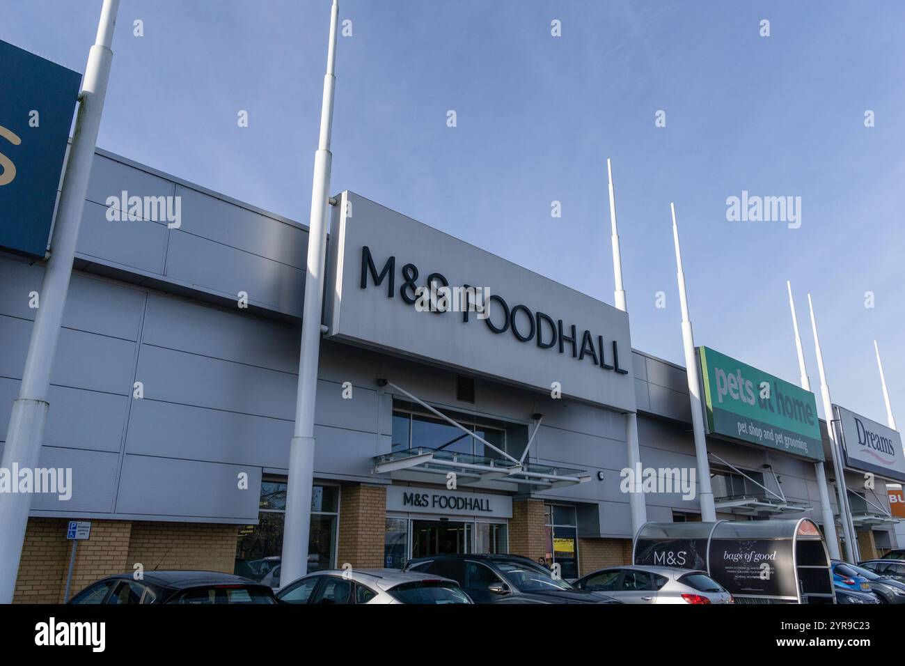 Fassade einer M&S Foodhall, Castlefields Retail Park, Wellingborough, Northamptonshire, Großbritannien Stockfoto