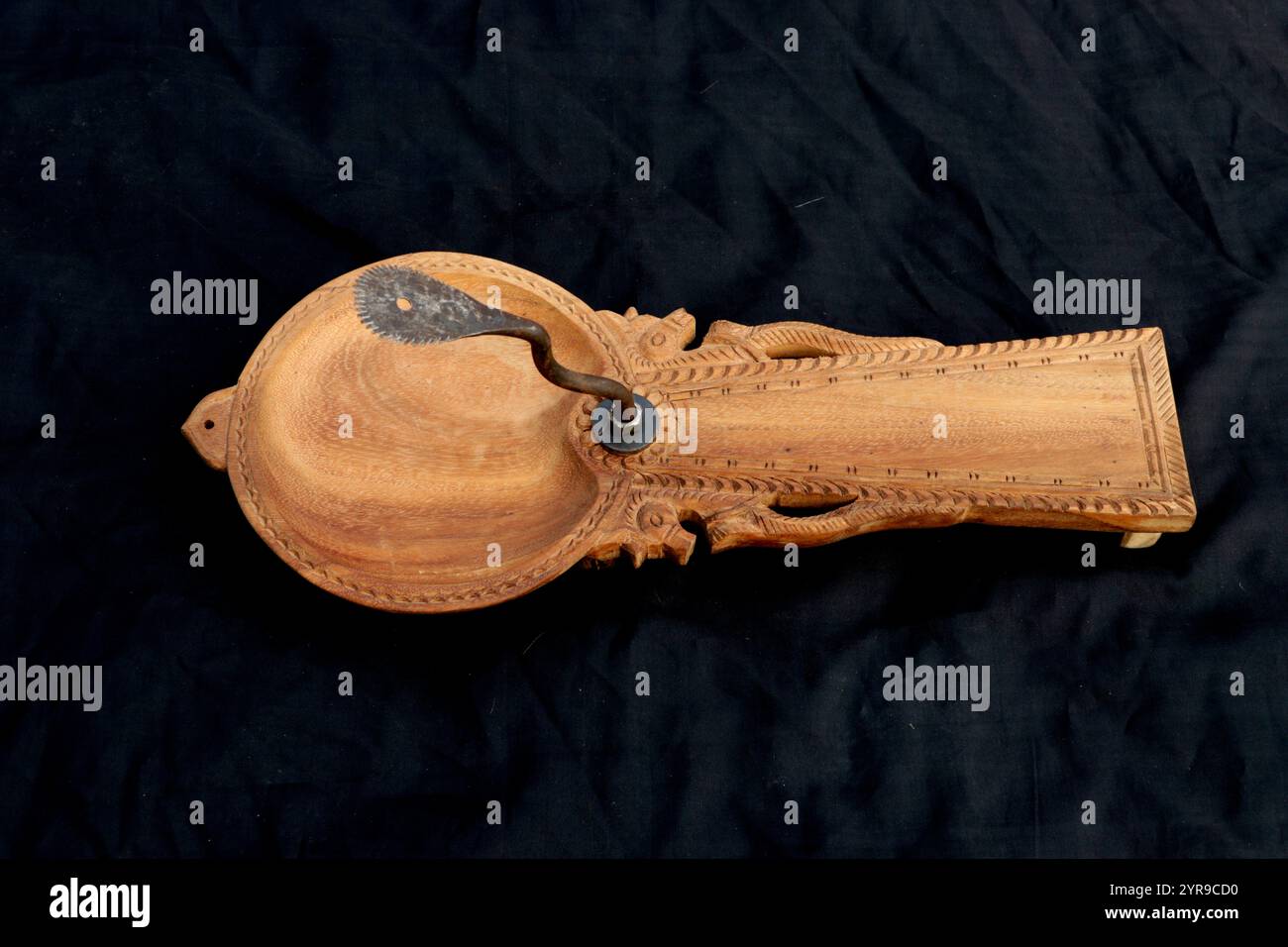 Traditionelles Holzfoto aus Kokosnuss, das aus einem einzigen Holz und künstlerischer Dekoration besteht, in Bangladesch Stockfoto