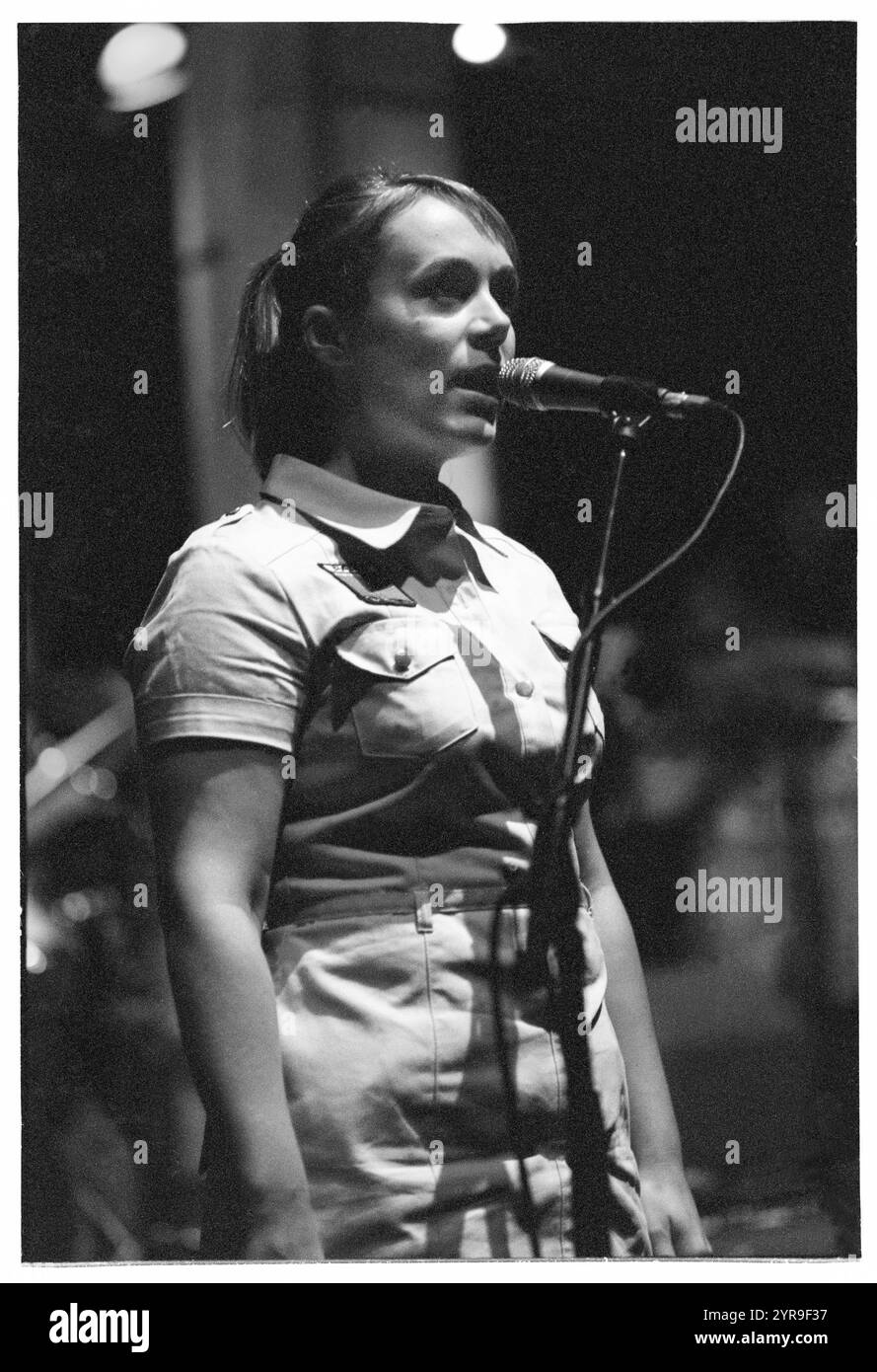 ISOBEL CAMPBELL, BELLE & SEBASTIAN, KONZERT, 2001: Isobel Campbell spielt mit Belle & Sebastian in der St David's Hall in Cardiff, Wales, Großbritannien am 1. Juli 2001. Foto: ROB WATKINS. INFO: Belle and Sebastian ist eine schottische Indie-Pop-Band, die 1996 gegründet wurde und für ihre literarischen Texte und ihren melodischen, folkloristischen Sound bekannt ist. Unter der Leitung von Stuart Murdoch erlangten sie mit Alben wie If You’re Feeling Sinister Anerkennung und verschmelzten Introspektion mit skurriler Erzählung. Stockfoto