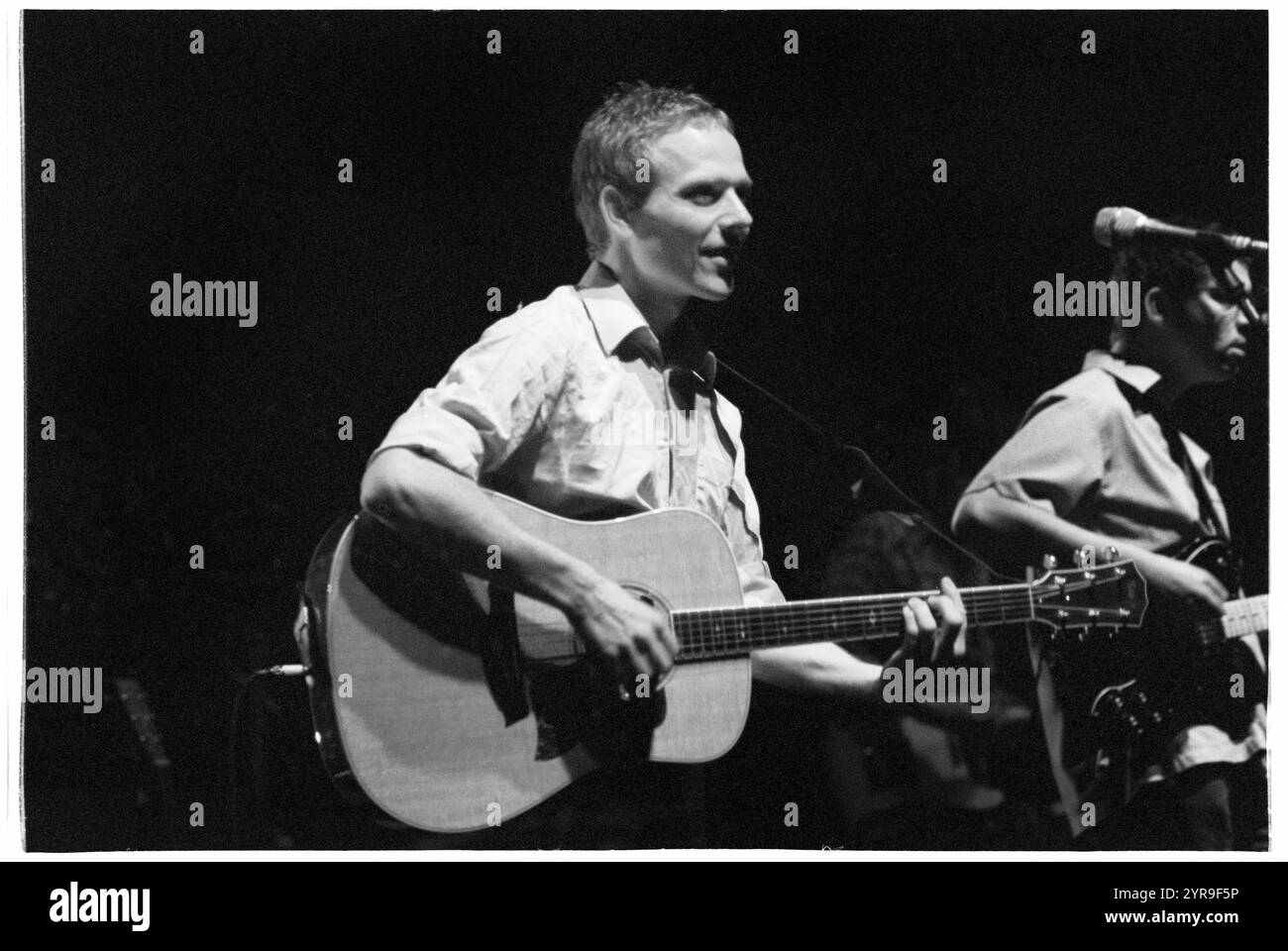 STUART MURDOCH, BELLE & SEBASTIAN, KONZERT, 2001: Stuart Murdoch Leadsänger und Songwriter von Belle & Sebastian, live in der St David's Hall in Cardiff, Wales, Großbritannien, am 1. Juli 2001. Foto: ROB WATKINS. INFO: Belle and Sebastian ist eine schottische Indie-Pop-Band, die 1996 gegründet wurde und für ihre literarischen Texte und ihren melodischen, folkloristischen Sound bekannt ist. Unter der Leitung von Stuart Murdoch erlangten sie mit Alben wie If You’re Feeling Sinister Anerkennung und verschmelzten Introspektion mit skurriler Erzählung. Stockfoto