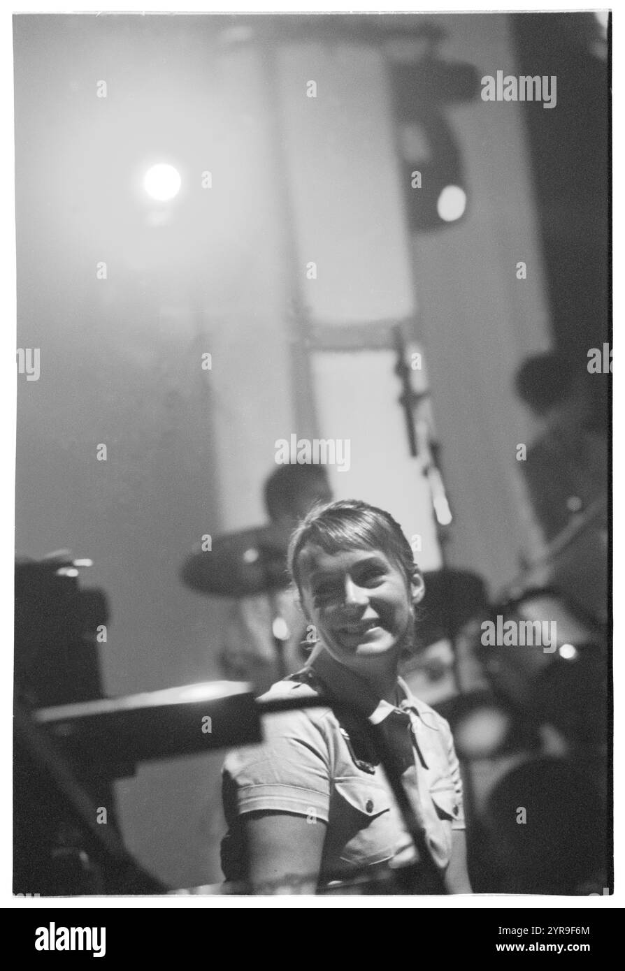 ISOBEL CAMPBELL, BELLE & SEBASTIAN, KONZERT, 2001: Isobel Campbell spielt mit Belle & Sebastian in der St David's Hall in Cardiff, Wales, Großbritannien am 1. Juli 2001. Foto: ROB WATKINS. INFO: Belle and Sebastian ist eine schottische Indie-Pop-Band, die 1996 gegründet wurde und für ihre literarischen Texte und ihren melodischen, folkloristischen Sound bekannt ist. Unter der Leitung von Stuart Murdoch erlangten sie mit Alben wie If You’re Feeling Sinister Anerkennung und verschmelzten Introspektion mit skurriler Erzählung. Stockfoto