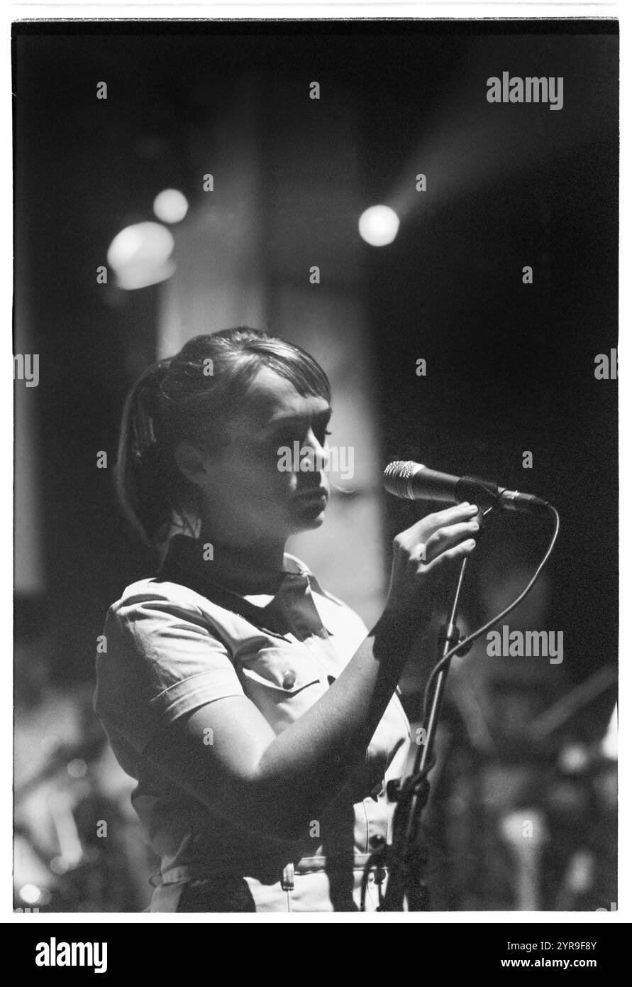 ISOBEL CAMPBELL, BELLE & SEBASTIAN, KONZERT, 2001: Isobel Campbell spielt mit Belle & Sebastian in der St David's Hall in Cardiff, Wales, Großbritannien am 1. Juli 2001. Foto: ROB WATKINS. INFO: Belle and Sebastian ist eine schottische Indie-Pop-Band, die 1996 gegründet wurde und für ihre literarischen Texte und ihren melodischen, folkloristischen Sound bekannt ist. Unter der Leitung von Stuart Murdoch erlangten sie mit Alben wie If You’re Feeling Sinister Anerkennung und verschmelzten Introspektion mit skurriler Erzählung. Stockfoto