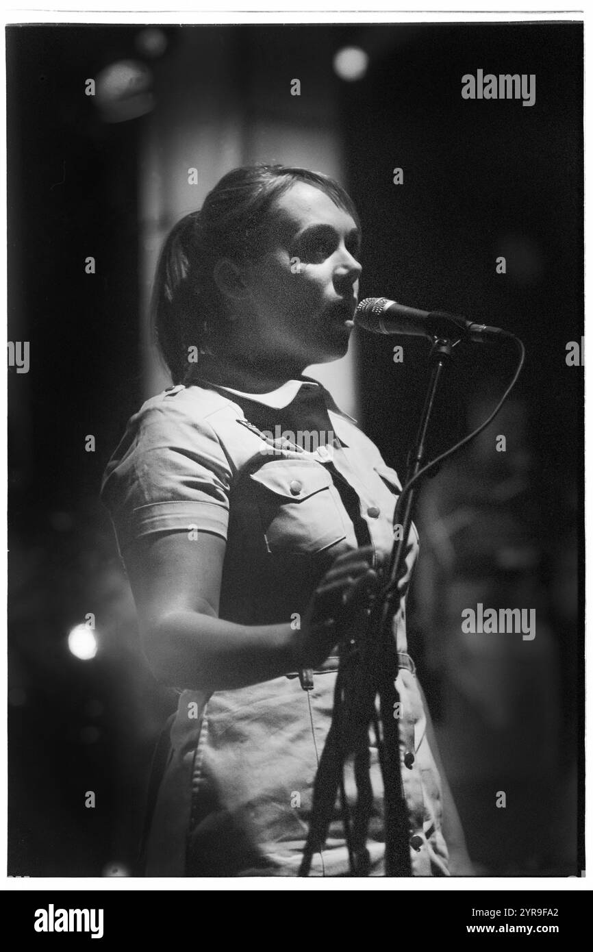 ISOBEL CAMPBELL, BELLE & SEBASTIAN, KONZERT, 2001: Isobel Campbell spielt mit Belle & Sebastian in der St David's Hall in Cardiff, Wales, Großbritannien am 1. Juli 2001. Foto: ROB WATKINS. INFO: Belle and Sebastian ist eine schottische Indie-Pop-Band, die 1996 gegründet wurde und für ihre literarischen Texte und ihren melodischen, folkloristischen Sound bekannt ist. Unter der Leitung von Stuart Murdoch erlangten sie mit Alben wie If You’re Feeling Sinister Anerkennung und verschmelzten Introspektion mit skurriler Erzählung. Stockfoto