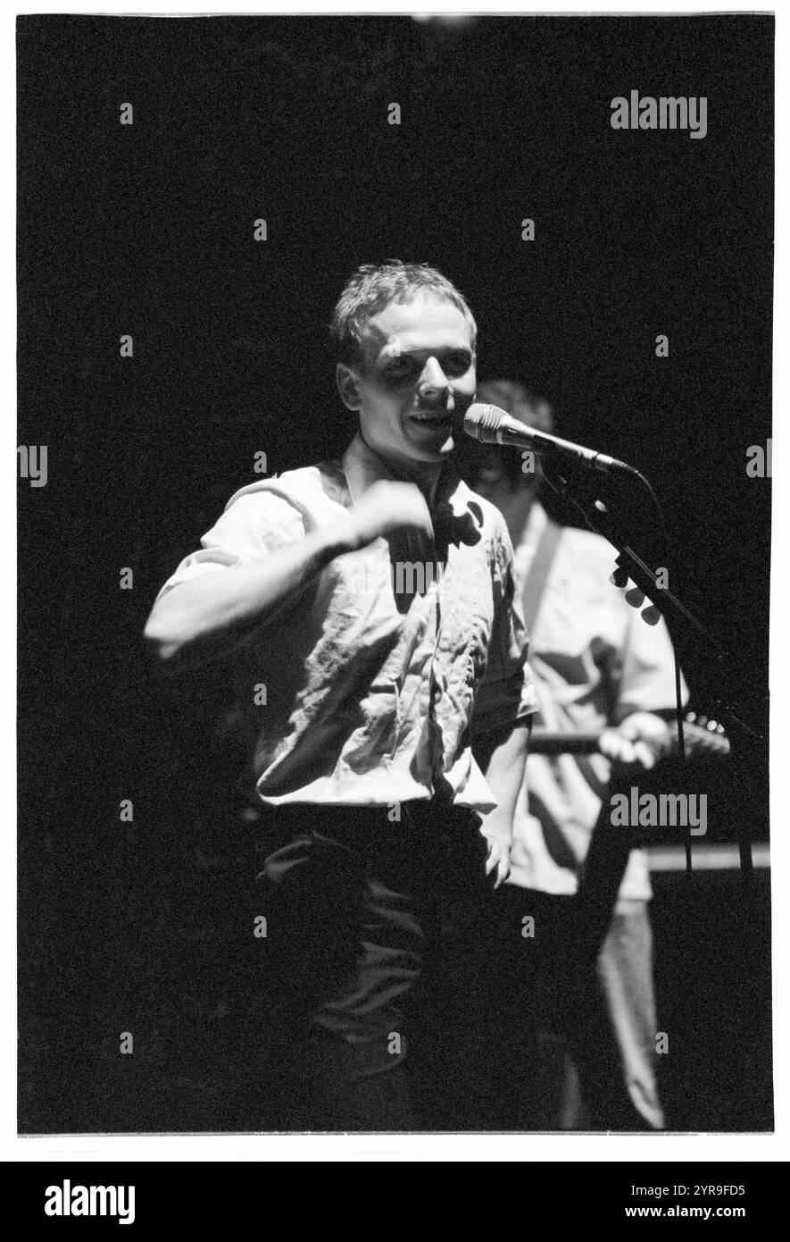 STUART MURDOCH, BELLE & SEBASTIAN, KONZERT, 2001: Stuart Murdoch Leadsänger und Songwriter von Belle & Sebastian, live in der St David's Hall in Cardiff, Wales, Großbritannien, am 1. Juli 2001. Foto: ROB WATKINS. INFO: Belle and Sebastian ist eine schottische Indie-Pop-Band, die 1996 gegründet wurde und für ihre literarischen Texte und ihren melodischen, folkloristischen Sound bekannt ist. Unter der Leitung von Stuart Murdoch erlangten sie mit Alben wie If You’re Feeling Sinister Anerkennung und verschmelzten Introspektion mit skurriler Erzählung. Stockfoto