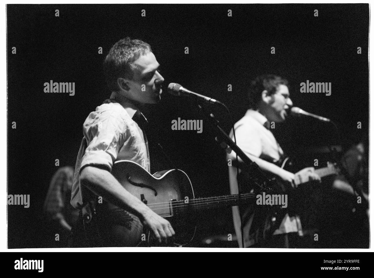 STUART MURDOCH, BELLE & SEBASTIAN, KONZERT, 2001: Stuart Murdoch Leadsänger und Songwriter von Belle & Sebastian, live in der St David's Hall in Cardiff, Wales, Großbritannien, am 1. Juli 2001. Foto: ROB WATKINS. INFO: Belle and Sebastian ist eine schottische Indie-Pop-Band, die 1996 gegründet wurde und für ihre literarischen Texte und ihren melodischen, folkloristischen Sound bekannt ist. Unter der Leitung von Stuart Murdoch erlangten sie mit Alben wie If You’re Feeling Sinister Anerkennung und verschmelzten Introspektion mit skurriler Erzählung. Stockfoto