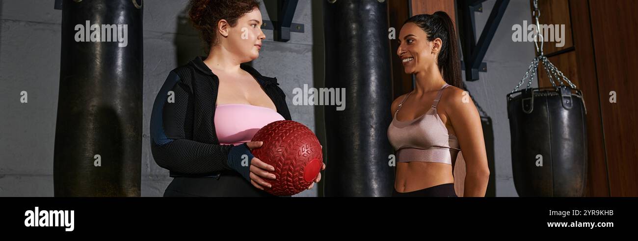 Zwei Freunde motivieren sich gegenseitig während eines Workouts und fördern so ihre Fitness-Reise. Stockfoto