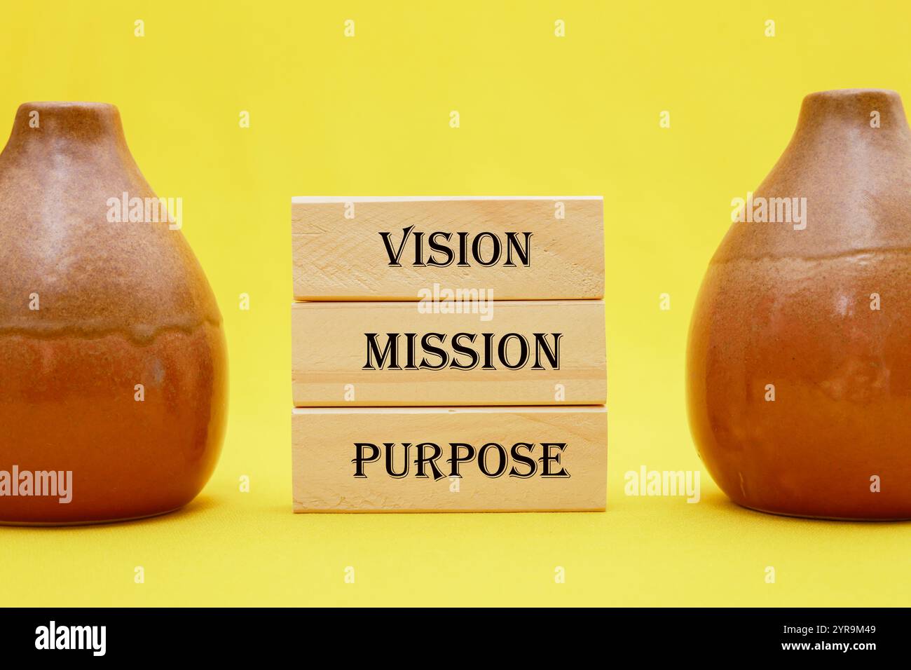 Vision Purpose Mission Symbol. Konzept Wort Vision Zweck Mission auf Holzblöcken. Schöner gelber Hintergrund. Business and Vision Purpose Mission Stockfoto